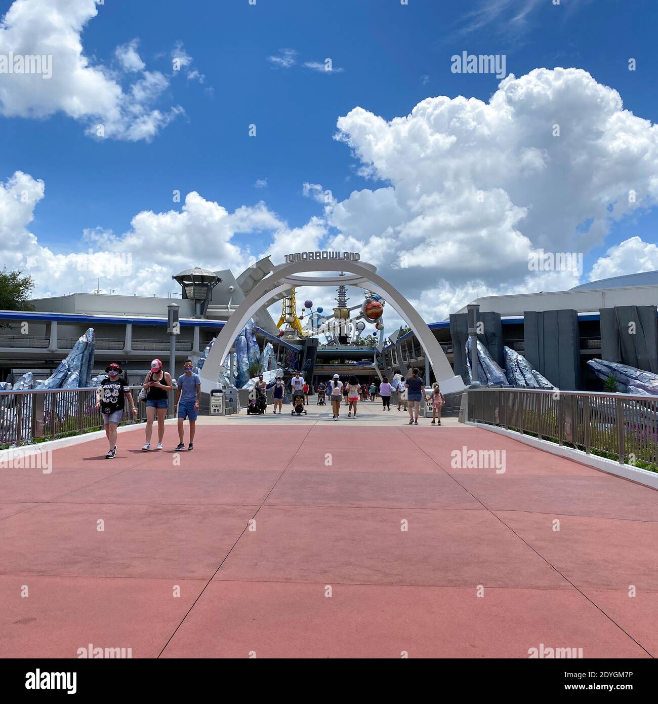 Orlando, FL USA - 25 luglio 2020: L'ingresso a Tomorrowland nel parco del Regno Magico a Disney World a Orlando, Florida. Foto Stock