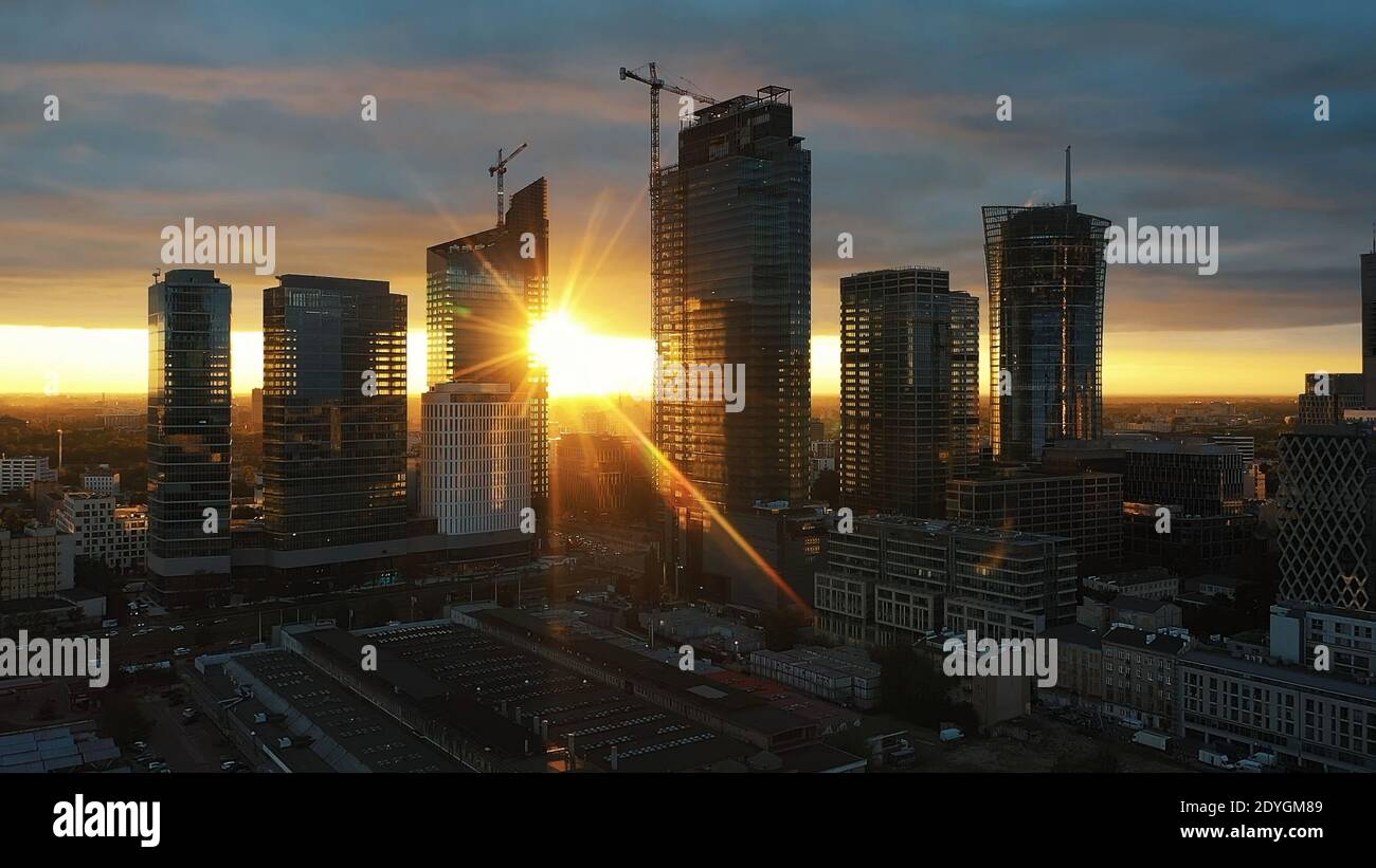 Sorprendente tramonto rosso sui grattacieli polacchi. Varsavia di notte, aereo . Foto di alta qualità Foto Stock