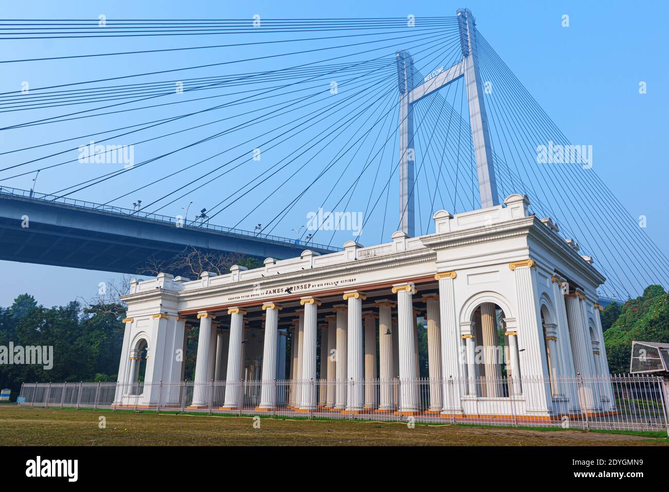 Vista di Vidyasagar Setu sullo sfondo appare incredibile con le colonne di marmo di Princep ghat fatto durante il Raj britannico nel 1841. Foto Stock