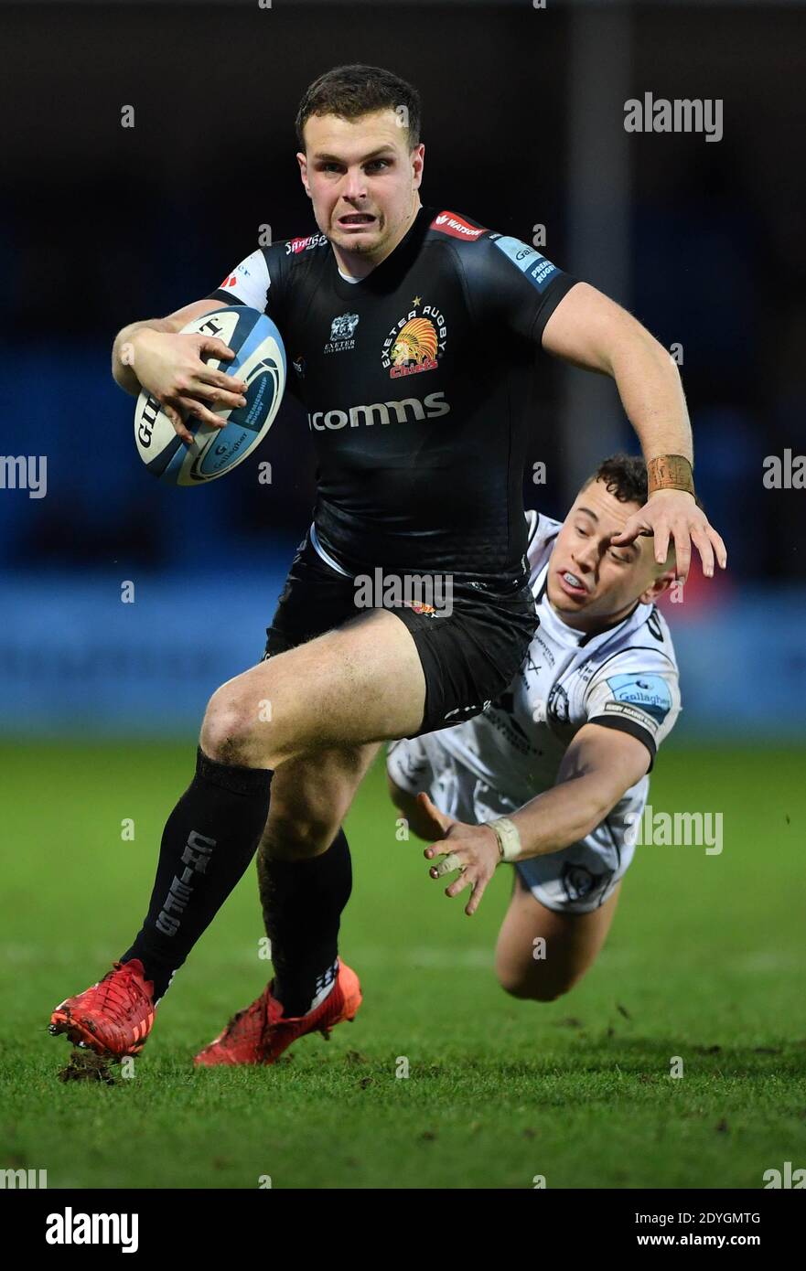 Joe Simmonds di Exeter Chiefs (a sinistra) e Charlie Chapman di Gloucester durante la partita della Gallagher Premiership al Sandy Park, Exeter. Foto Stock