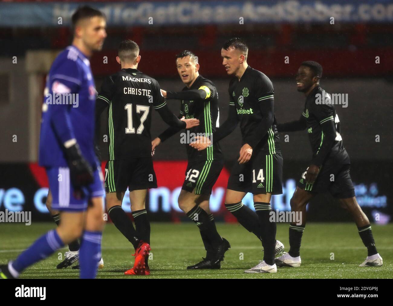 David Turnbull di Celtic (seconda a destra) celebra il terzo gol del suo fianco durante la partita di premiership Scozzese al Fountain of Youth Stadium di Hamilton. Foto Stock