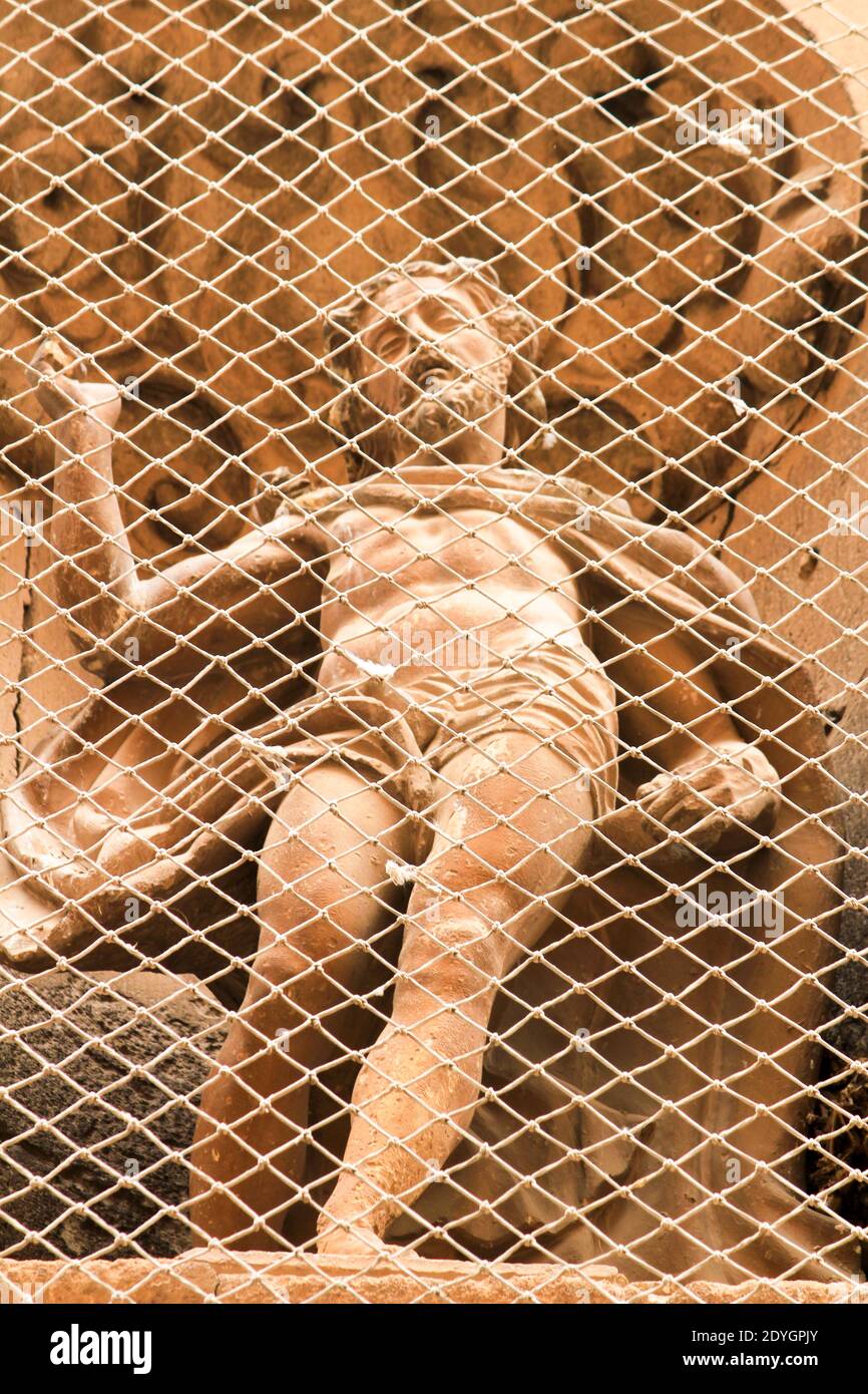 Elche, Alicante, Spagna - 20 dicembre 2020: Statua di Gesù Cristo sulla facciata della Chiesa di Santa Maria in lavori di restauro Foto Stock