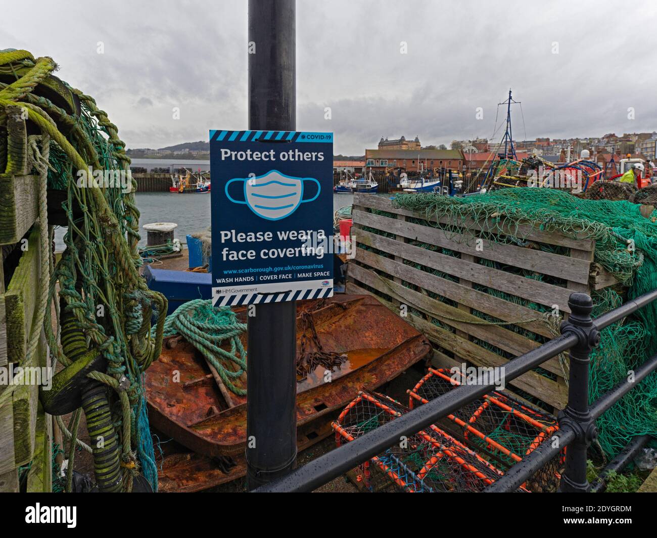 Covid -19, poster di avvertimento tra le attrezzature da pesca a Scarborough, North Yorkshire Foto Stock