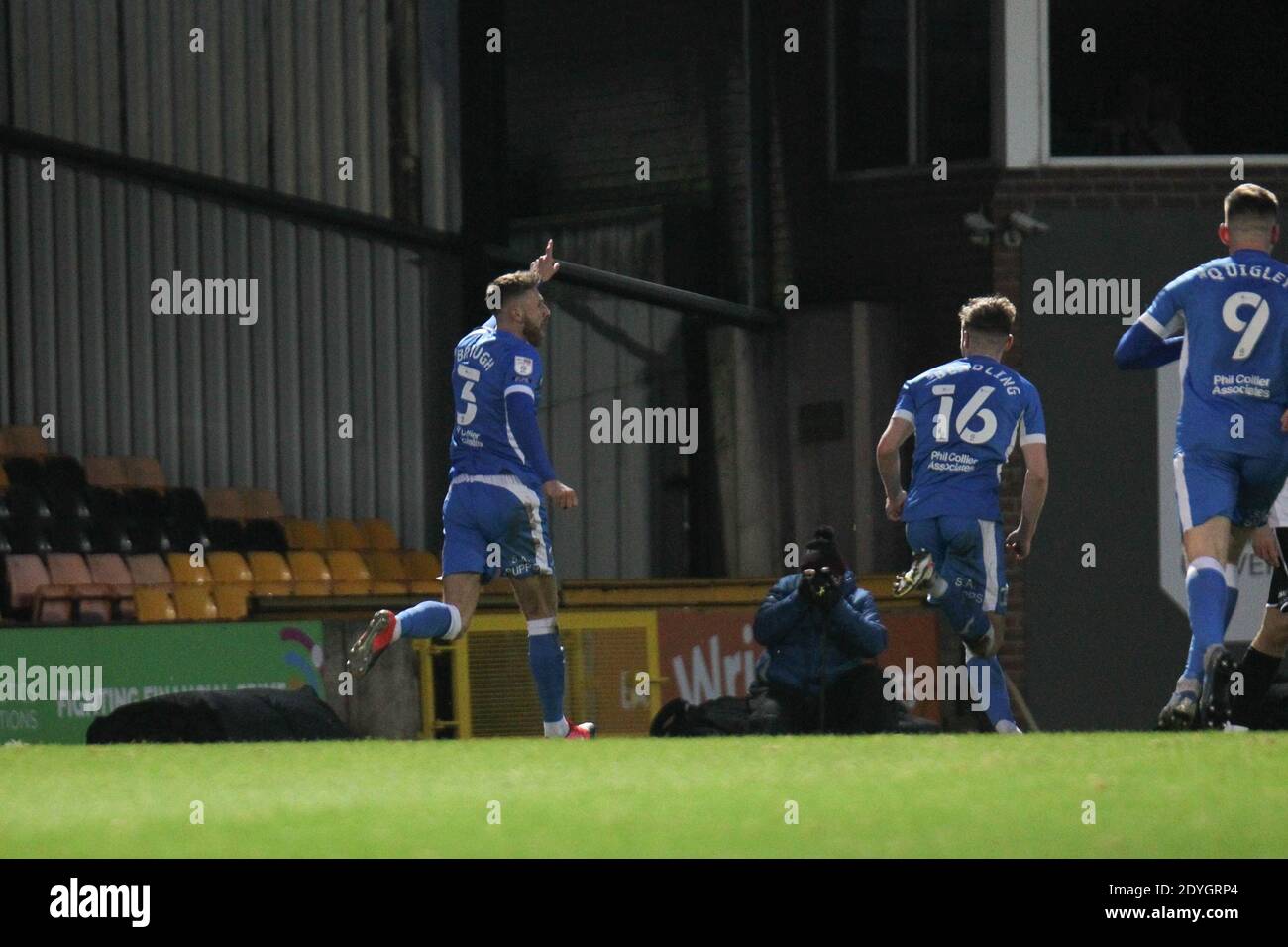 STOKE ON TRENT, INGHILTERRA. 26 DICEMBRE. Patrick Brough celebra il suo obiettivo durante la partita Sky Bet League 2 tra Port vale e Barrow a vale Park, Burslem, sabato 26 dicembre 2020. (Credit: Simon Newbury | MI News) Credit: MI News & Sport /Alamy Live News Foto Stock