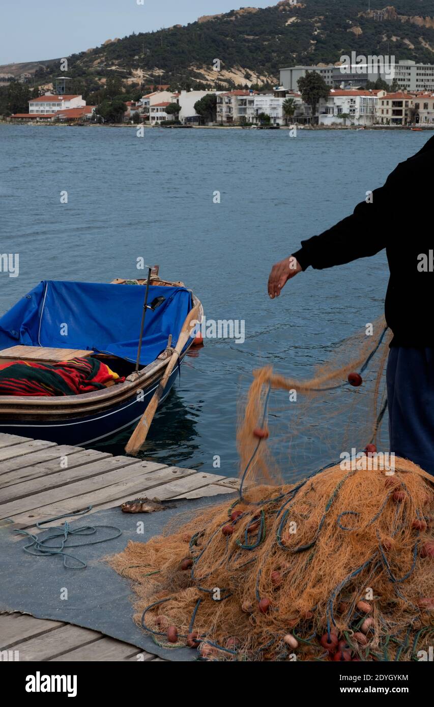 barca da pesca e rete da pesca nel porto turistico Foto Stock