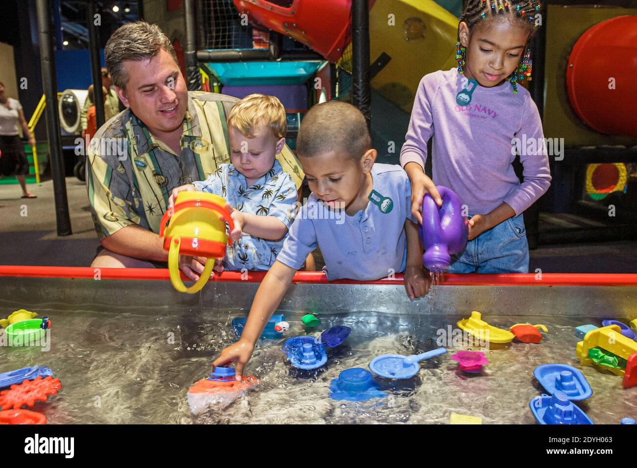 Birmingham Alabama, McWane Science Center mani su, mostra giochi d'acqua bambini ragazzo nero ragazza padre toddler, giocare, Foto Stock