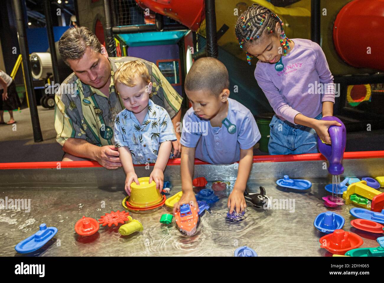 Birmingham Alabama, McWane Science Center mani su, mostra giochi d'acqua bambini ragazzo nero ragazza padre toddler, giocare, Foto Stock