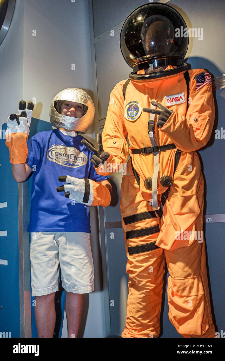 Birmingham, Alabama, McWane Science Center, mostra Challenger Learning Center teen boy indossando tuta spaziale astronauta, Foto Stock