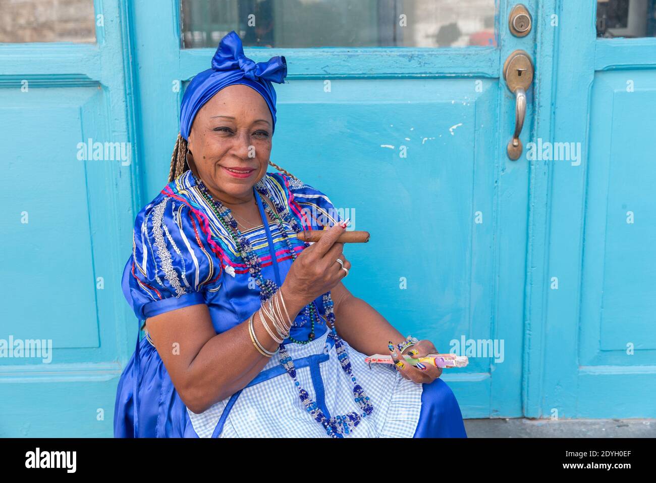 Lady in abito tradizionale Smoking UN sigaro a Old Havana Foto Stock