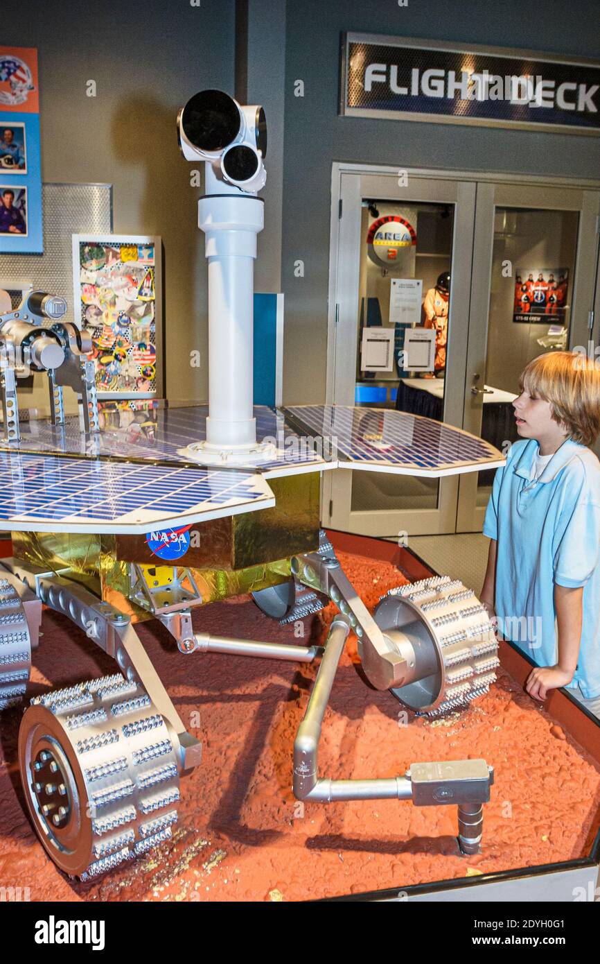 Birmingham Alabama, centro scientifico McWane, mostra Challenger Learning Center Lunar Landing Vehicle Boy Looking, Foto Stock