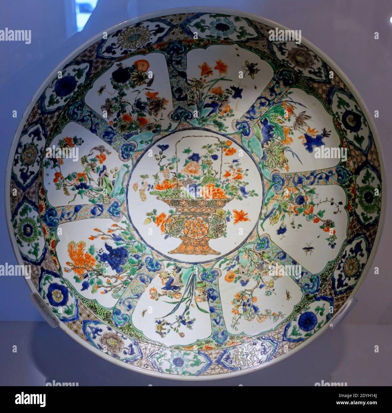 Piatto grande famille verte, Cina, Jingdezhen, dinastia Qing, periodo Kangxi, c.. 1700-1720, porcellana, smalto policromo - Montreal Foto Stock