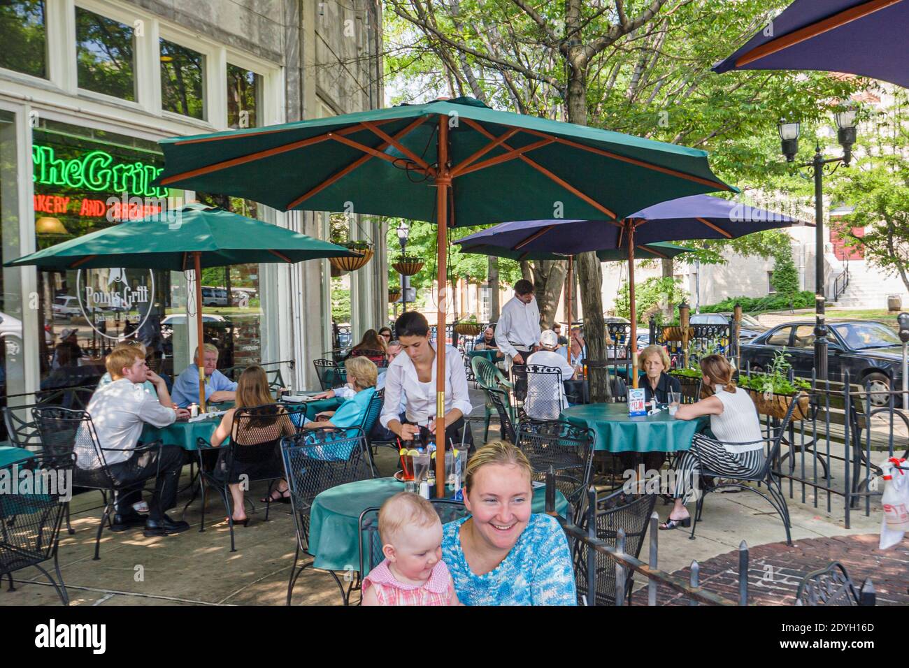 Birmingham, Alabama, Five Points South District, il ristorante grill all'aperto con marciapiede all'aperto, tavoli per ombrelloni, Foto Stock