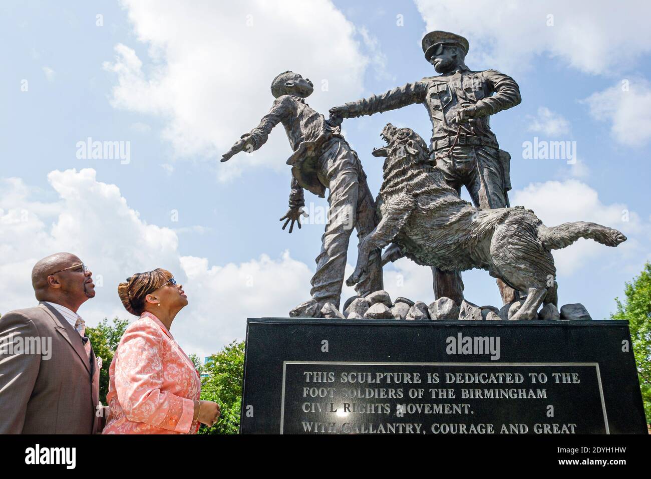 Birmingham Alabama, Kelly Ingram Park piedi soldati statua memoriale, Storia Nera Civil diritti movimento polizia cane, uomo donna coppia femminile cercando, Foto Stock