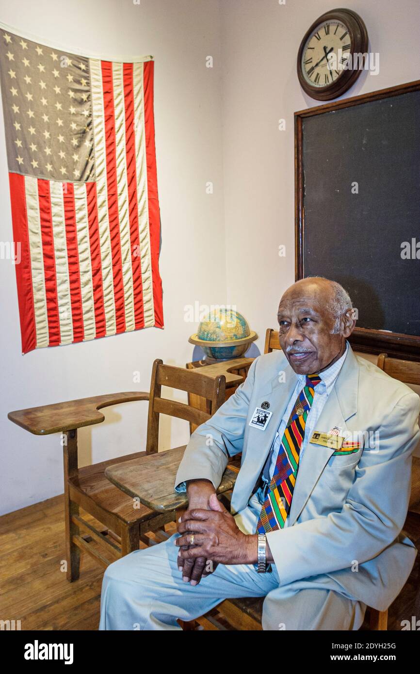 Birmingham Alabama,Civil Rights Institute Black man senior, guida volontaria mostra collezione mostra guardando segregazione razzismo storia all'interno int Foto Stock