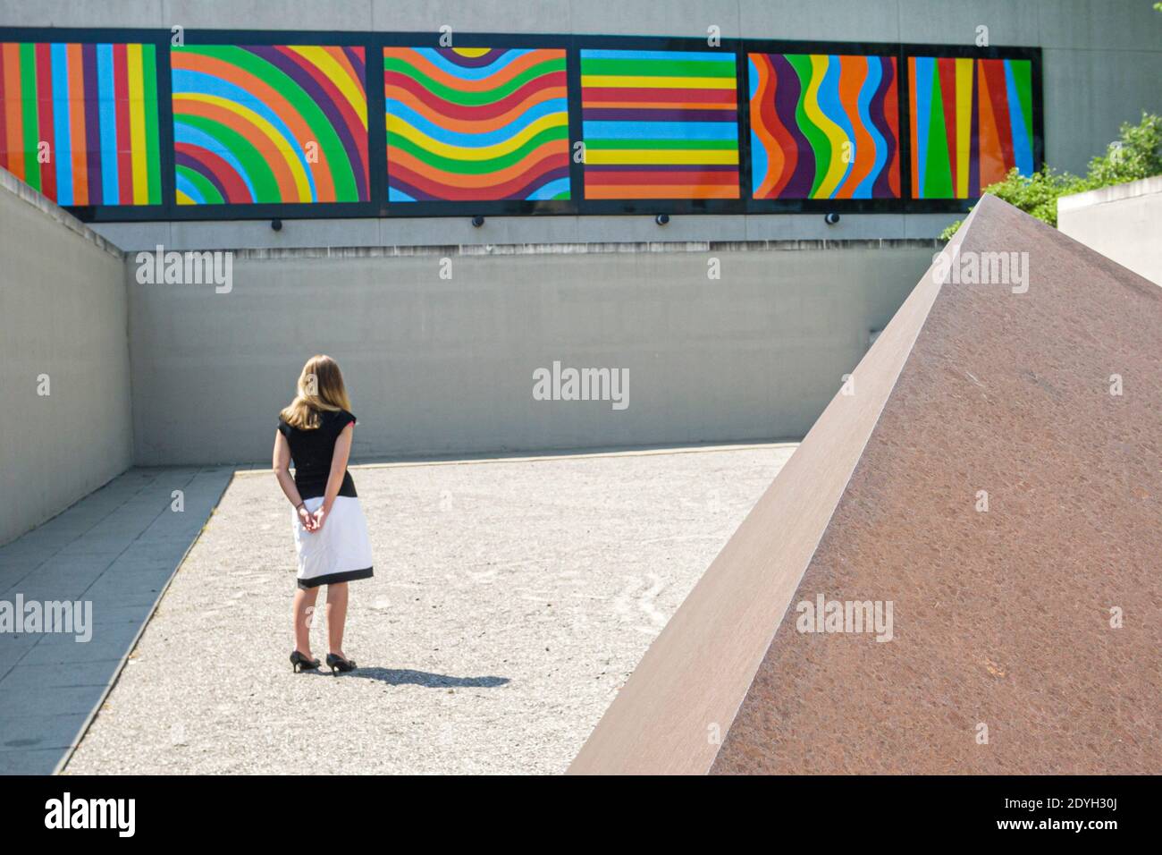 Birmingham, Alabama, museo d'arte collezione galleria d'arte, esterno murale donna donna donna visitatore guardando, Foto Stock