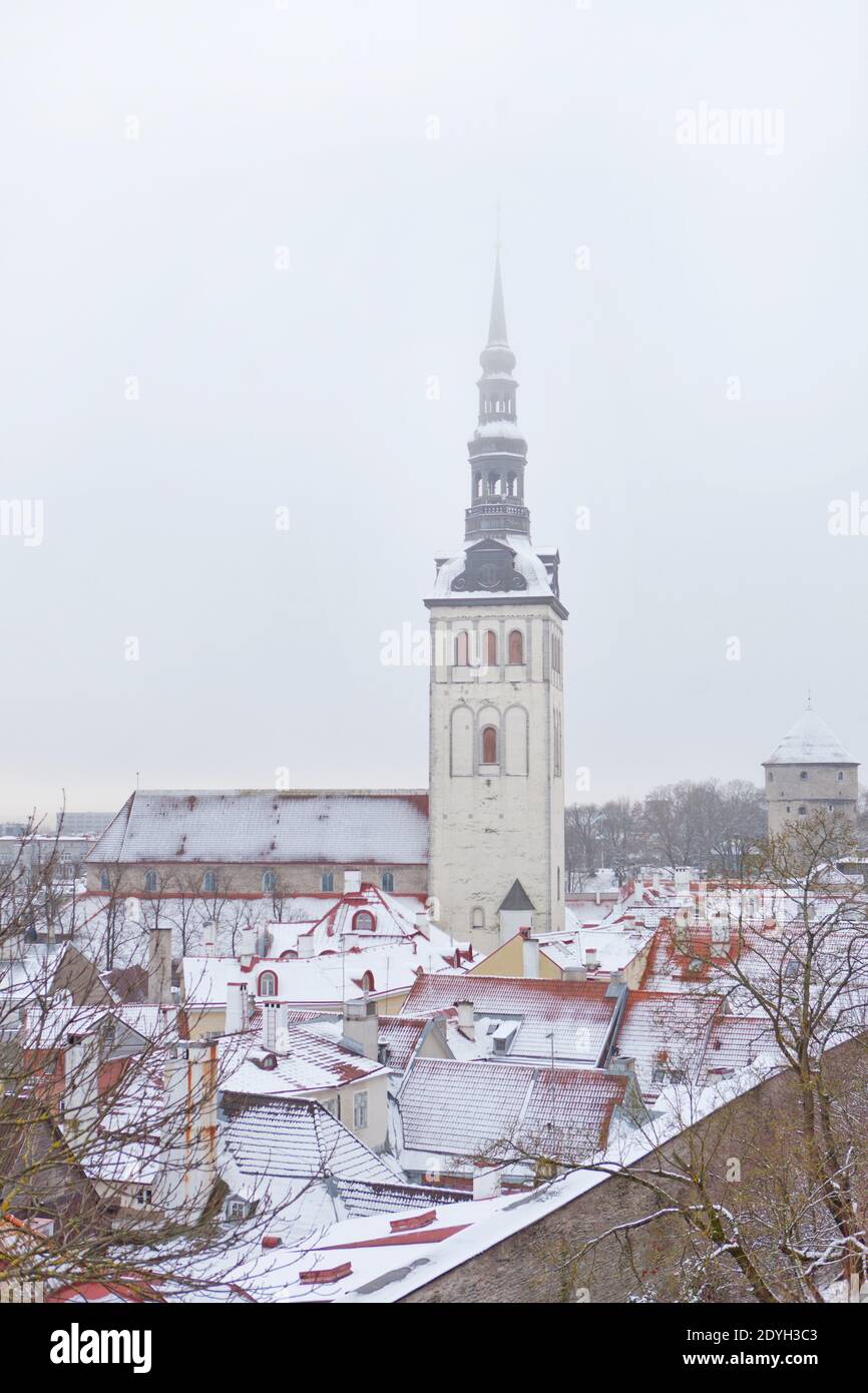 Città vecchia di Tallinn in Estonia. Foto verticale della chiesa di San Nicola, della facciata del Niguliste e dei tetti della città vecchia in inverno Foto Stock