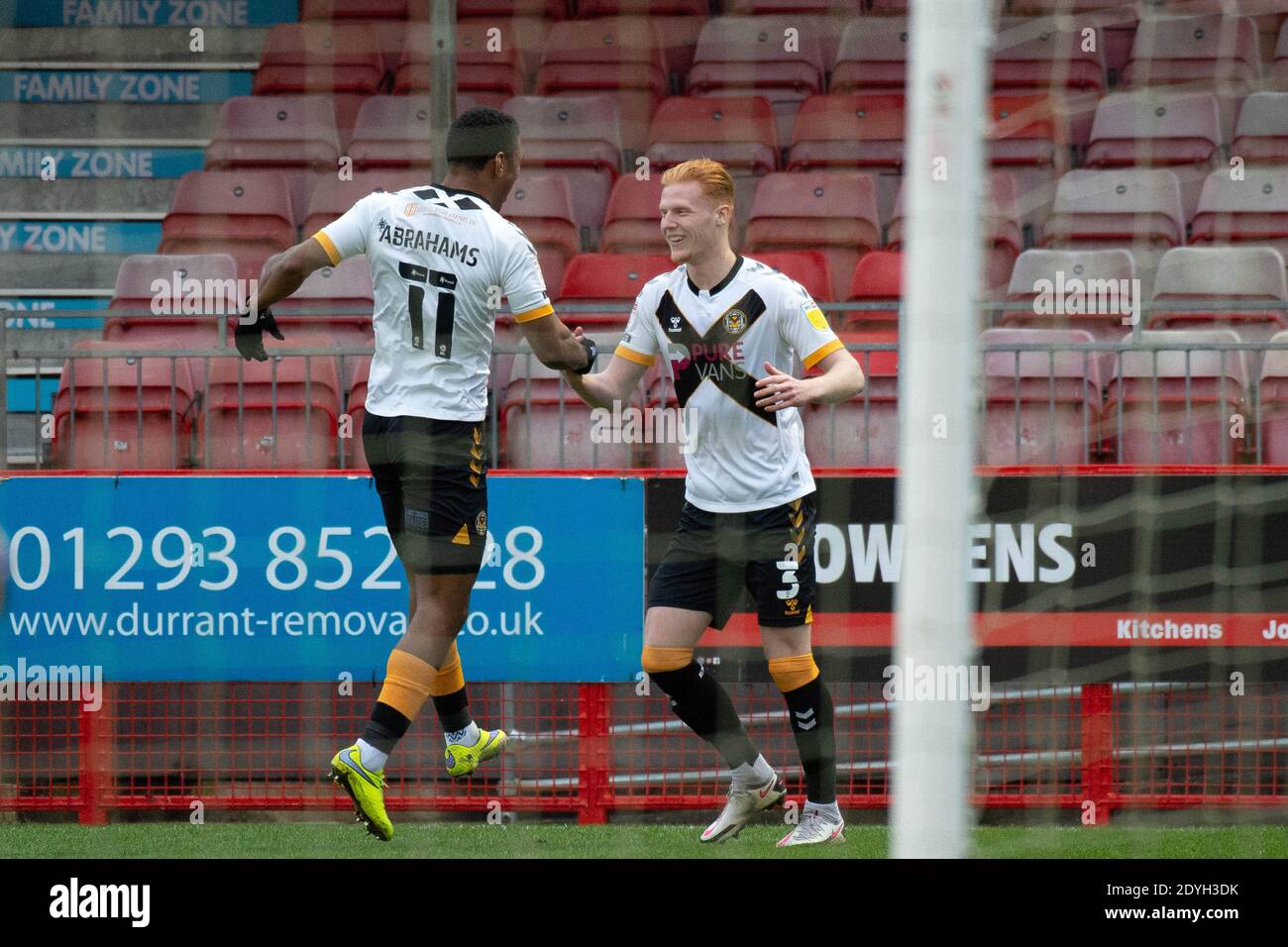 Crawley, Regno Unito. 26 Dicembre 2020. Ryan Haynes della contea di Newport (r) festeggia dopo aver ottenuto il primo goal delle squadre. EFL Skybet Football League Two match, Crawley Town contro Newport County al People's Pension Stadium di Crawley, West Sussex, Inghilterra, sabato 26 dicembre 2020. Questa immagine può essere utilizzata solo per scopi editoriali. Solo per uso editoriale, è richiesta una licenza per uso commerciale. Nessun uso in scommesse, giochi o un singolo club/campionato/giocatore publications.pic by Credit: Andrew Orchard sports photography/Alamy Live News Foto Stock