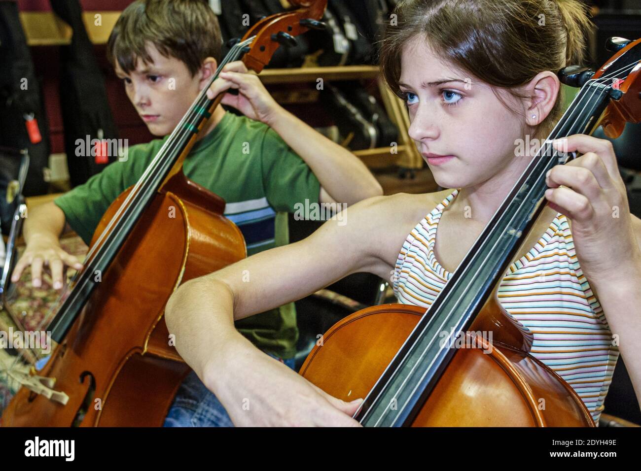Alabama Gadsden Mary G. Hardin Center for Cultural Arts,Inside studenti studenti interni violoncello basso campo di musica prove pratica, ragazzo ragazza giocare, Foto Stock