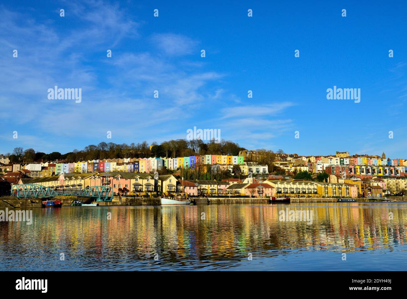 Colorate case a schiera in collina Cliftonwood si affaccia sul porto galleggiante di Bristol, Inghilterra Foto Stock