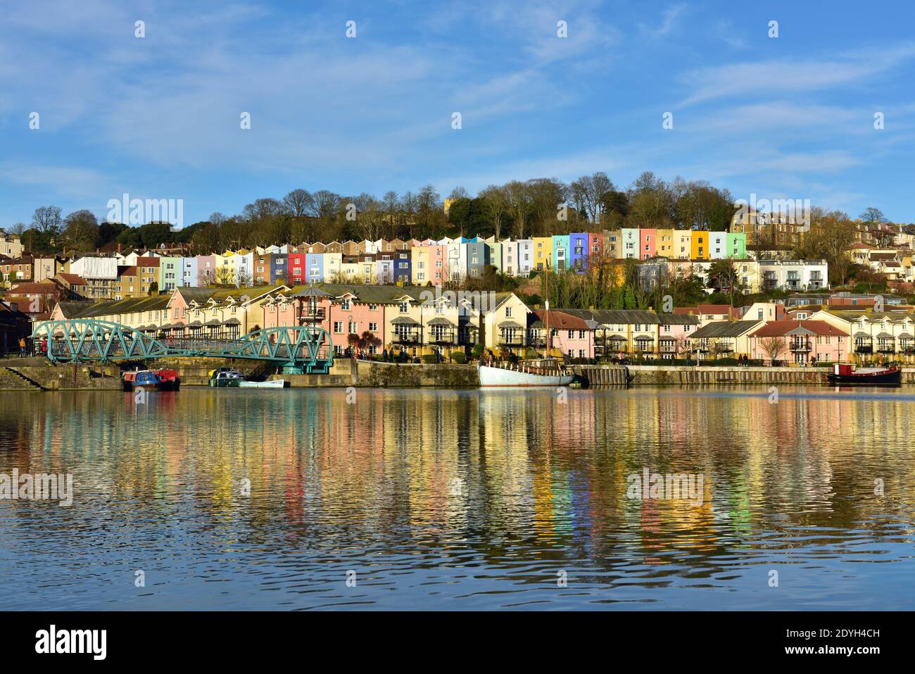 Colorate case a schiera in collina Cliftonwood si affaccia sul porto galleggiante di Bristol, Inghilterra Foto Stock