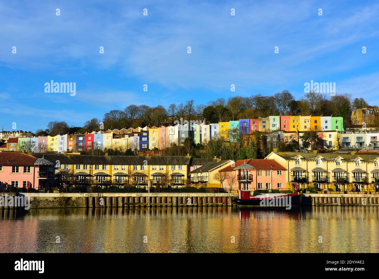 Colorate case a schiera in collina Cliftonwood si affaccia sul porto galleggiante di Bristol, Inghilterra Foto Stock