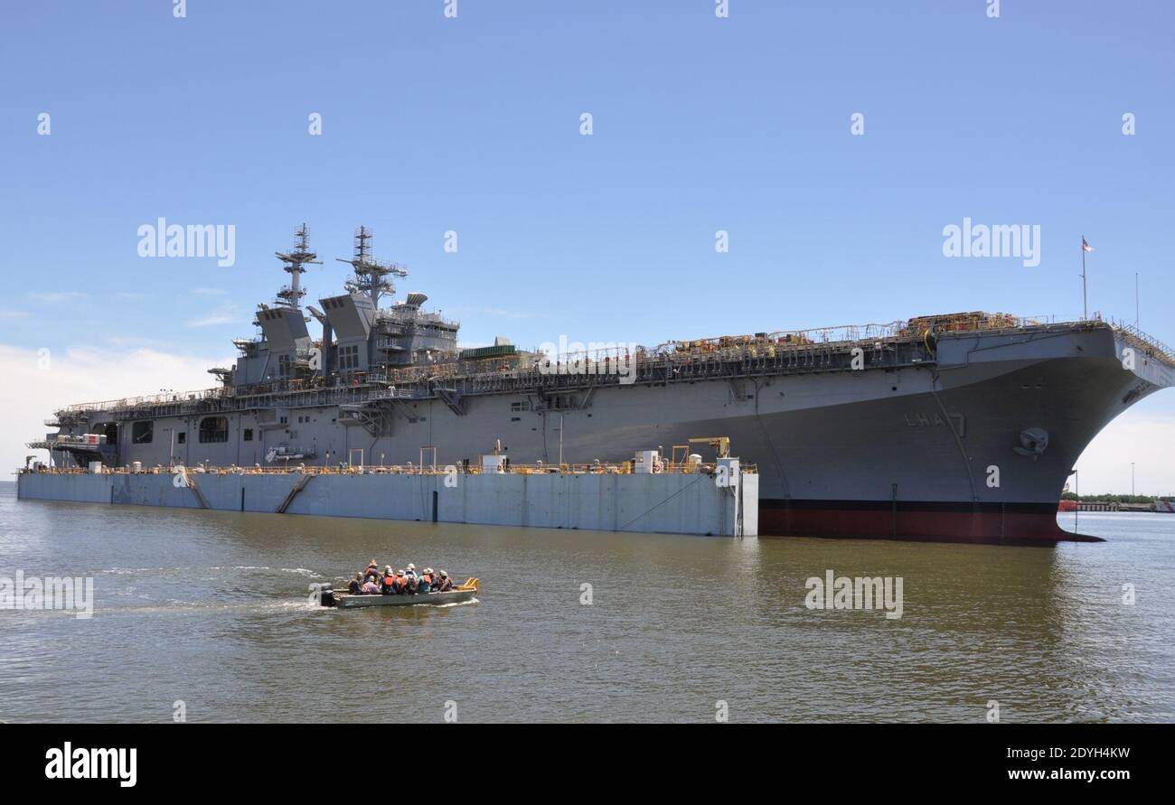 Lancio della USS Tripoli (LHA-7) a Huntington Ingalls Industries a Pascagoula il 1° maggio 2017. Foto Stock