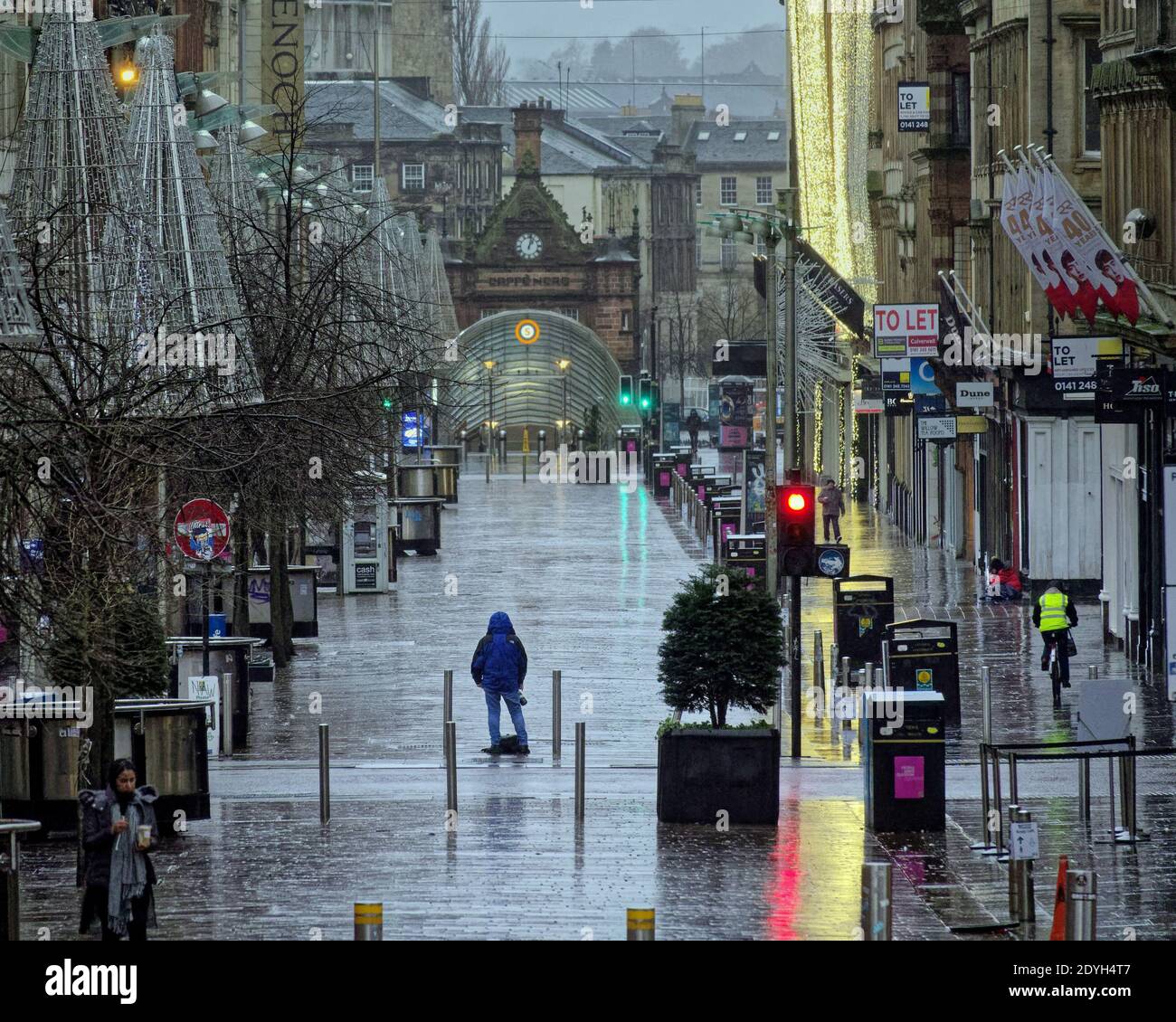 Glasgow, Scozia, Regno Unito. 26 Dicembre 2020. Regno Unito Meteo:Storm Bella ha fatto la doccia della città con vento e pioggia come ombrelli ha preso il brusio della tempesta con un desolato centro della città a causa di Tier 4 è davvero una misera vacanza di Natale.: Gerard Ferry / Alamy Live News Foto Stock