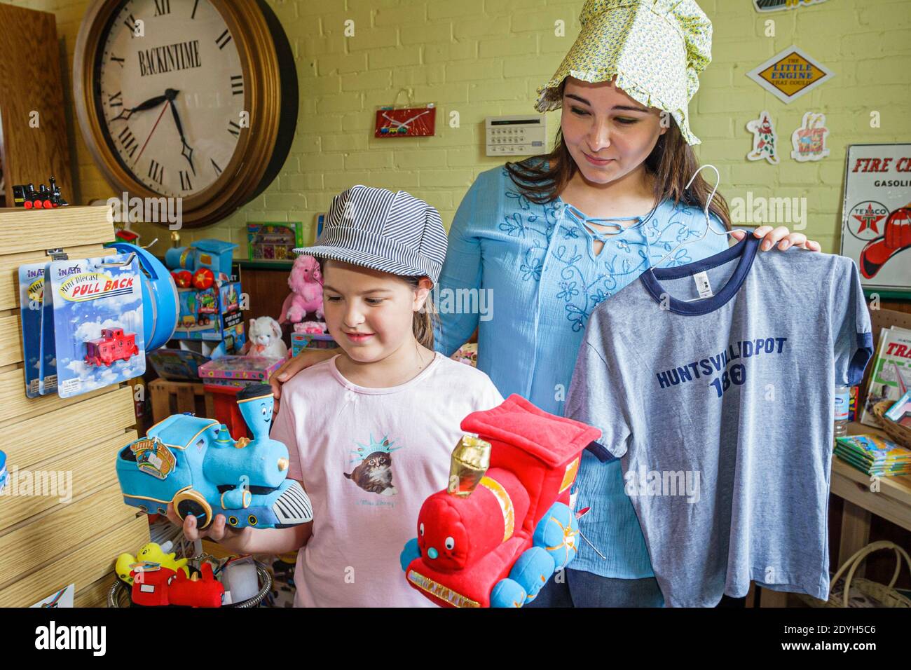 Huntsville, Alabama, museo di deposito costruito 1860 stazione ferroviaria, negozio di articoli da regalo ragazza ragazze bambini sorelle shopping negozi souvenir, Foto Stock