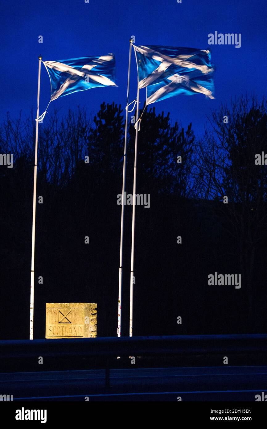 Confine scozzese/inglese, Lamberton, Scozia, Regno Unito. 26 Dicembre 2020. Nella foto: Boxing Day - il primo giorno in cui Nicola Sturgeon colloca la Scozia continentale nel blocco di livello 4, impedendo alle persone di viaggiare e di bandire i viaggi transfrontalieri non essenziali per fermare la diffusione del nuovo ceppo di coronavirus (COVID19), che è il 70% più trasmissibile. Berwick-upon-Tweed non ha alcuna presenza di polizia al confine, anche se il capo della polizia scozzese Constable ha detto che raddoppierebbero tutte le pattuglie di confine. Credit: Colin Fisher/Alamy Live News Foto Stock