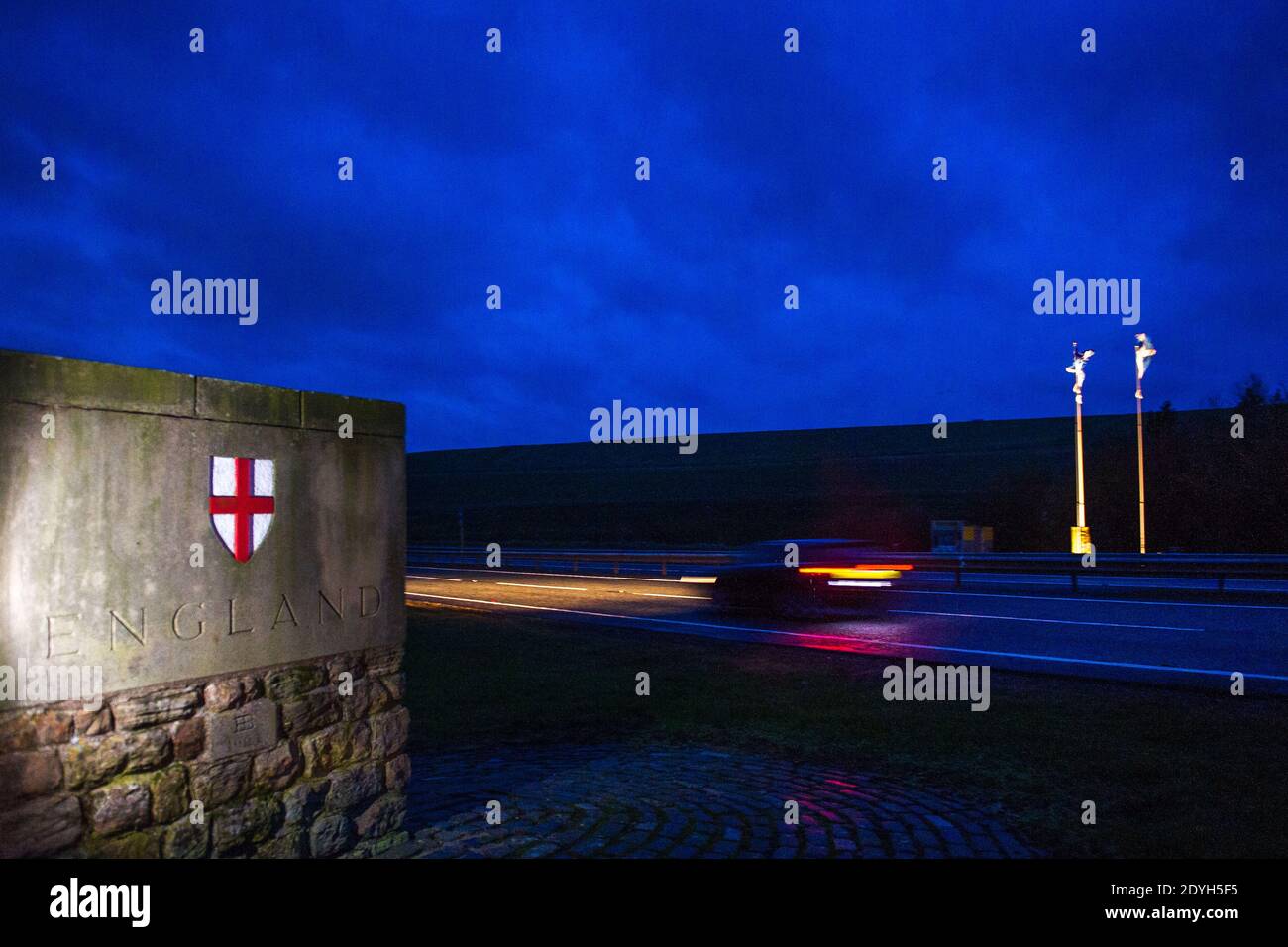 Confine scozzese/inglese, Lamberton, Scozia, Regno Unito. 26 Dicembre 2020. Nella foto: Boxing Day - il primo giorno in cui Nicola Sturgeon colloca la Scozia continentale nel blocco di livello 4, impedendo alle persone di viaggiare e di bandire i viaggi transfrontalieri non essenziali per fermare la diffusione del nuovo ceppo di coronavirus (COVID19), che è il 70% più trasmissibile. Berwick-upon-Tweed non ha alcuna presenza di polizia al confine, anche se il capo della polizia scozzese Constable ha detto che raddoppierebbero tutte le pattuglie di confine. Credit: Colin Fisher/Alamy Live News Foto Stock