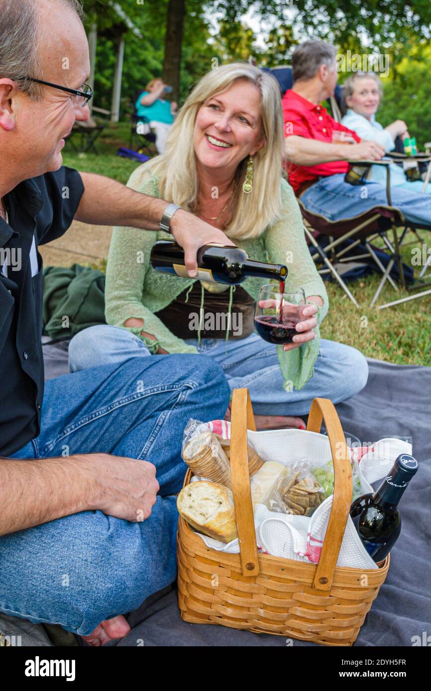 Huntsville Alabama, Burritt on the Mountain, City Lights & Stars Concert Series, picnic prato erba amici famiglia, mangiare uomo donna donna donna donna coppia femmina p Foto Stock