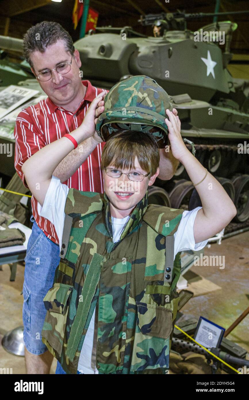 Huntsville, Alabama, Veterans Memorial Museum, storia militare padre figlio indossare camouflage uniforme, Foto Stock