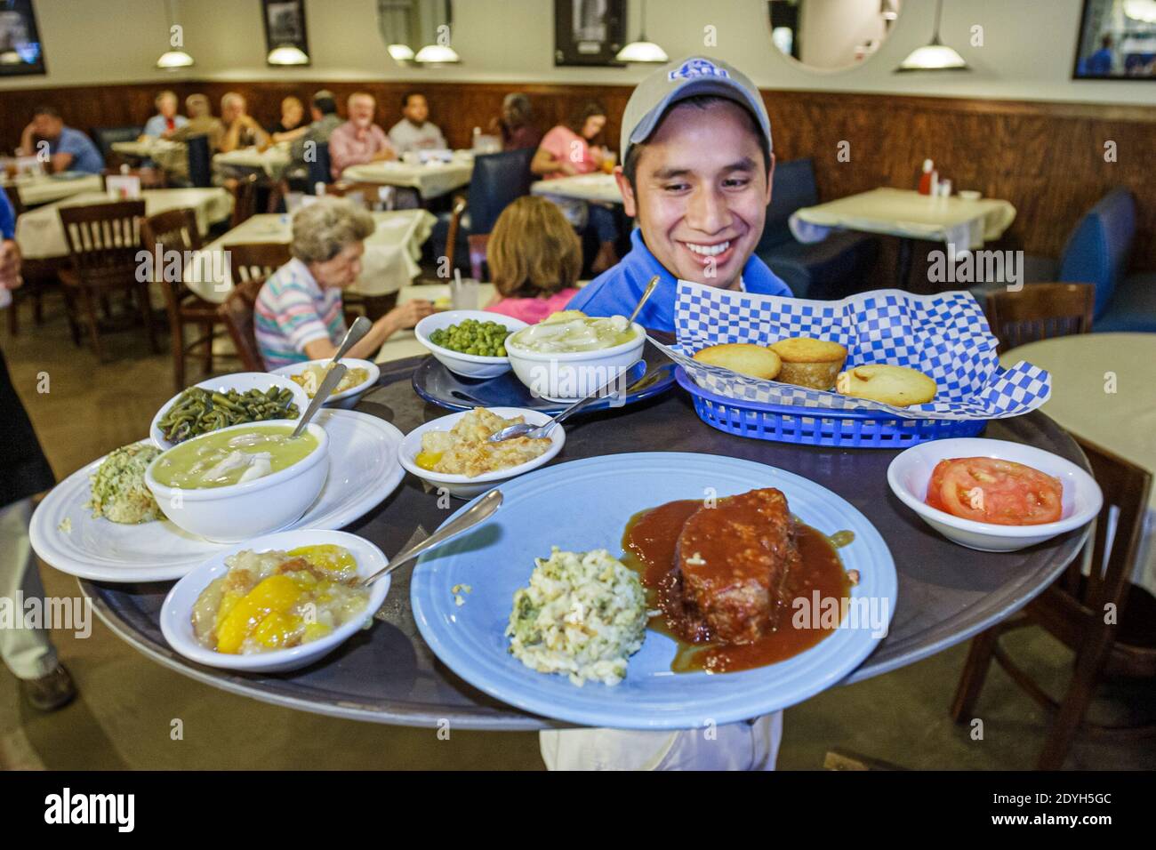 Huntsville Alabama, ristorante Blue Plate Cafe all'interno, personale ispanico cameriere server vassoio completo cibo pranzo, Foto Stock