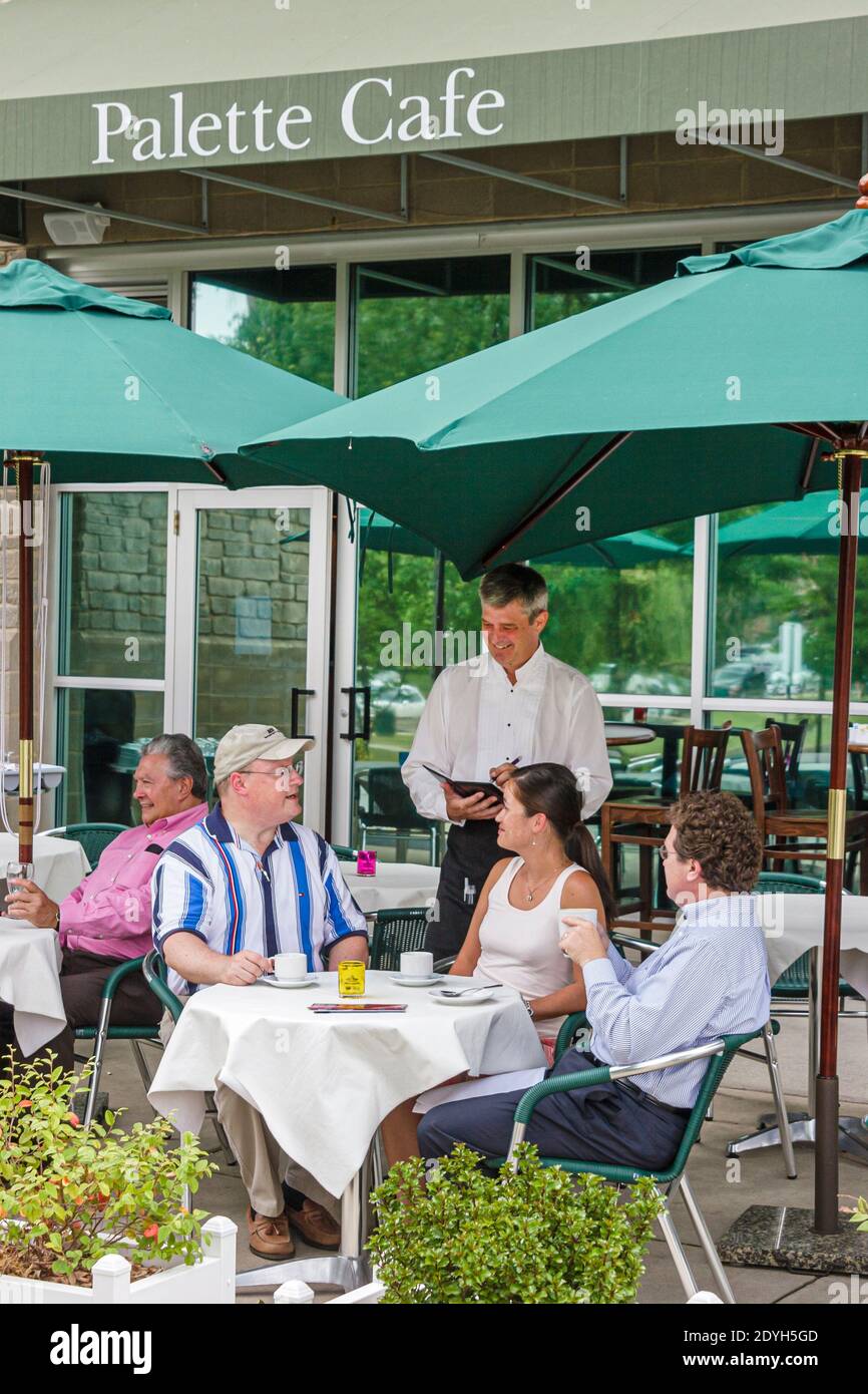 Huntsville Alabama, Museo d'Arte palette CafeOne ristorante, ombrelloni da pranzo al fresco, Foto Stock