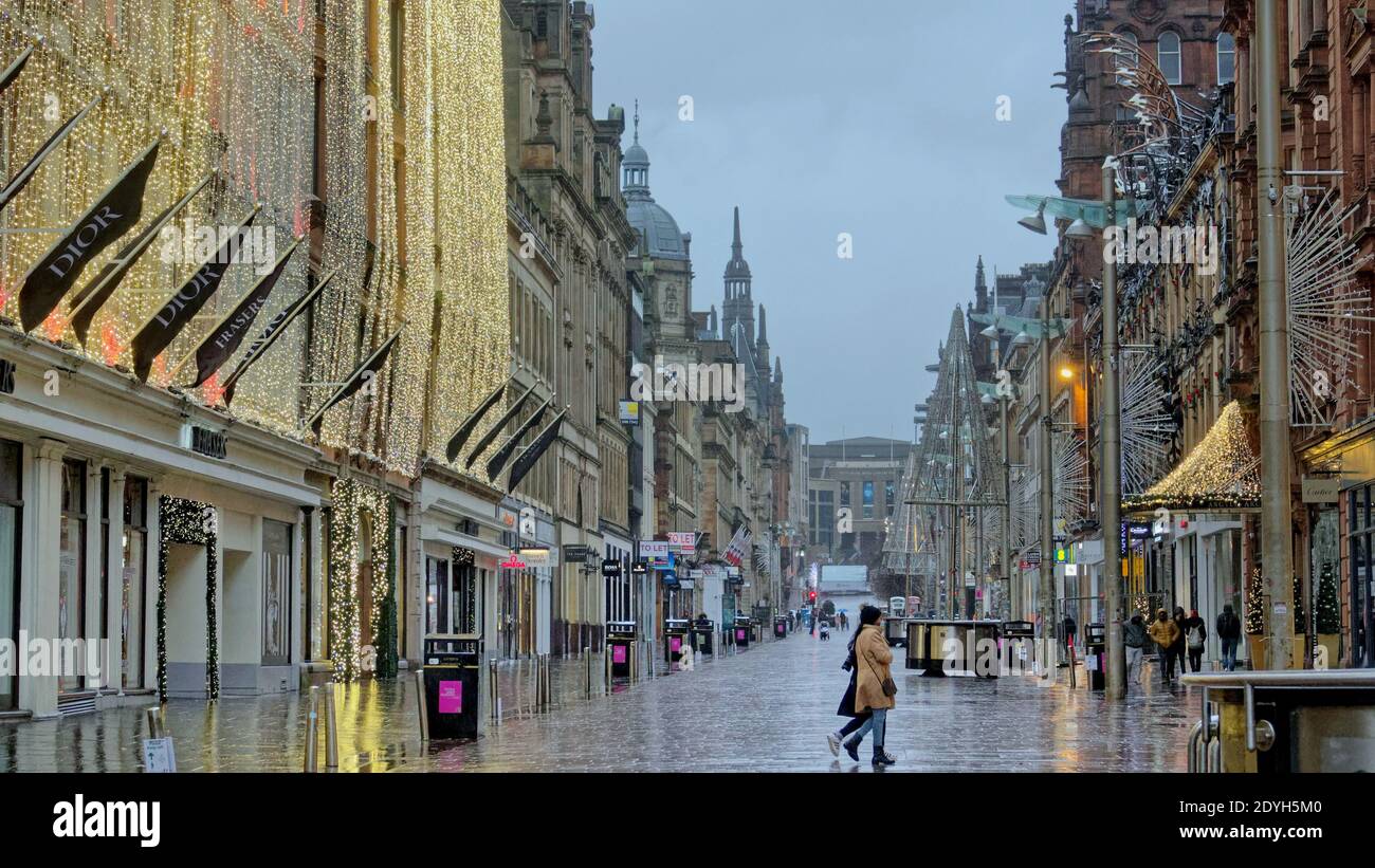 Glasgow, Scozia, Regno Unito. 26 Dicembre 2020. Regno Unito Meteo:Storm Bella ha fatto la doccia della città con vento e pioggia come ombrelli ha preso il brusio della tempesta con un desolato centro della città a causa di Tier 4 è davvero una misera vacanza di Natale.: Gerard Ferry / Alamy Live News Foto Stock