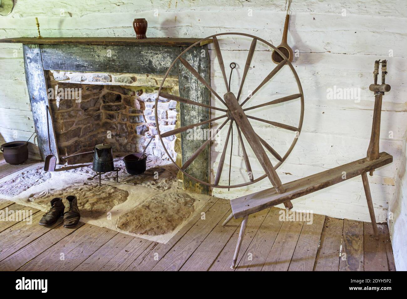 Alabama Hillsboro Pond Spring Generale Joe Wheeler Plantation, interno casa slave quarti ruota girevole camino, Foto Stock
