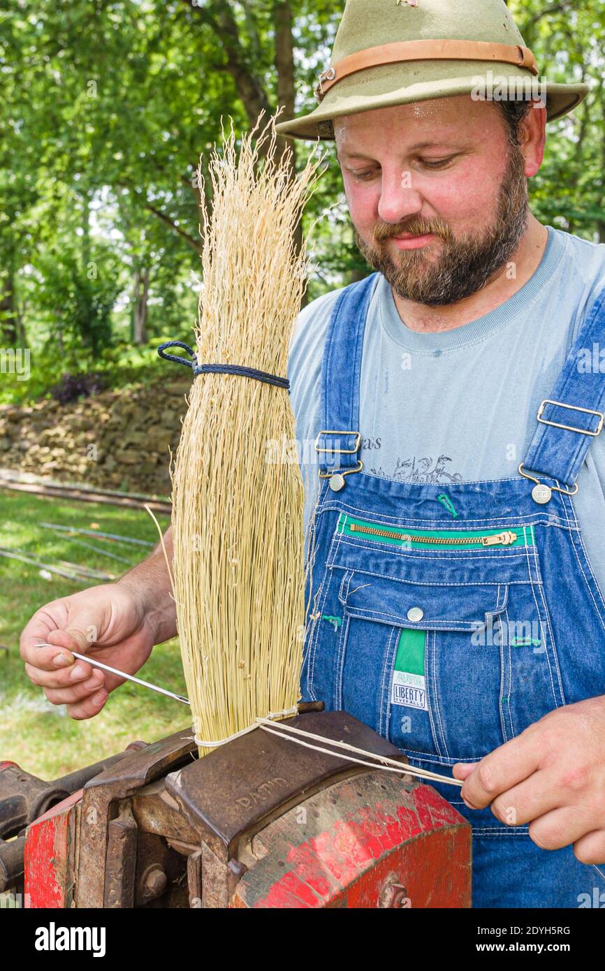 Alabama Tuscumbia Spring Park Helen Keller Festival of the Arts, artista George T. Jones Jr. Scopa-maker artigianale venditore, Foto Stock