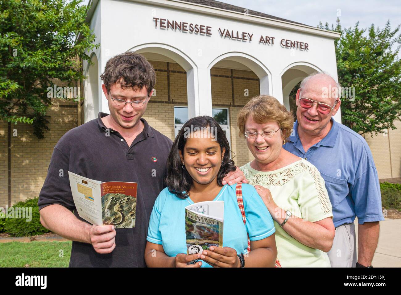 Alabama Tuscumbia il museo d'arte della valle del Tennessee, famiglia in visita che legge le informazioni del padre della madre bambini adulti, Foto Stock