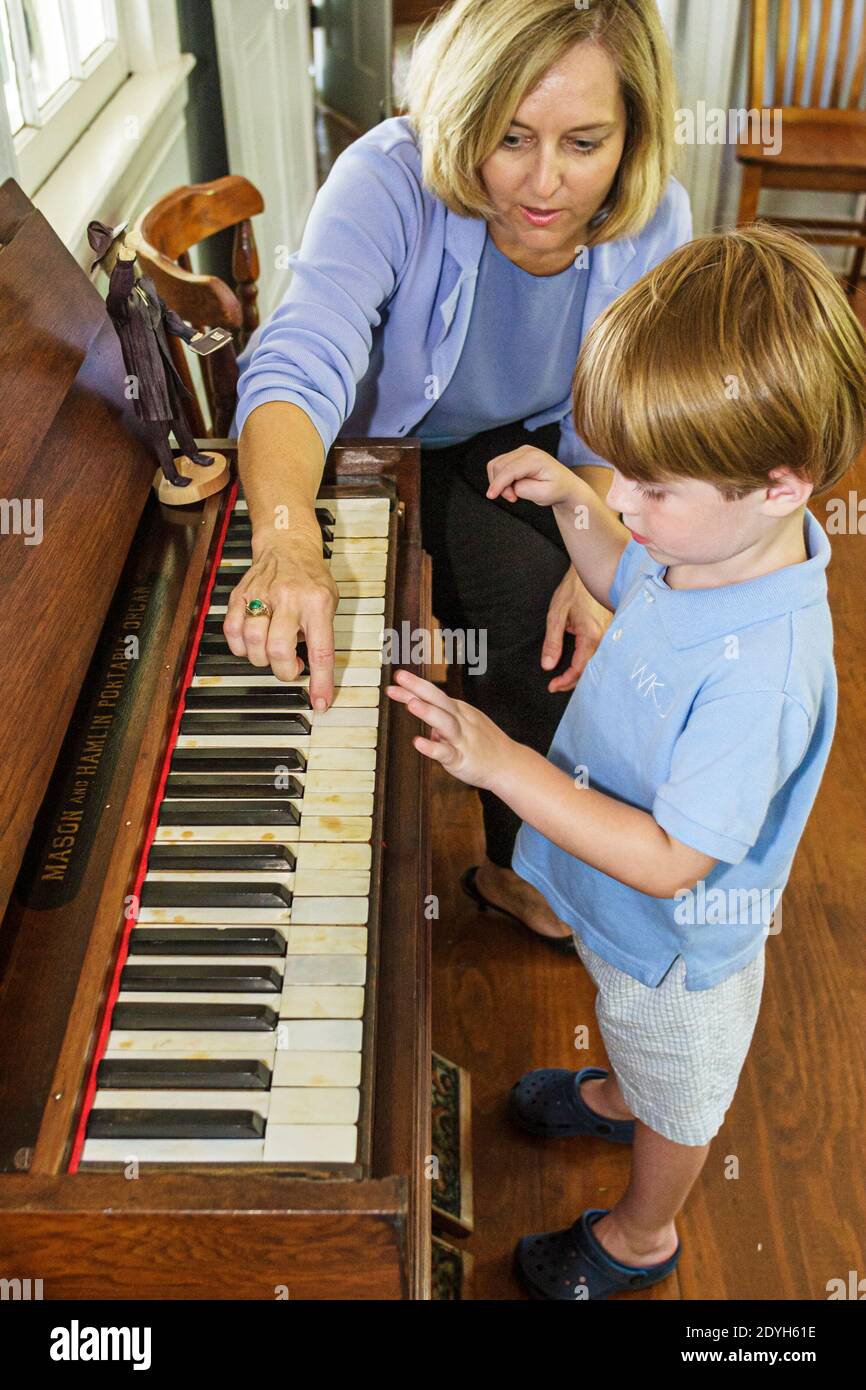 Alabama Florence Pope's Tavern Museum, storia locale 18 ° secolo stagecoach stop ragazzo organo donna donna donna mostra, Foto Stock