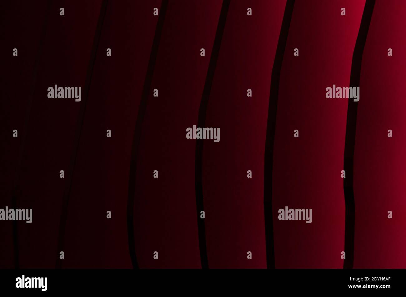 strisce nere con sfumature di gradazione del motivo di sfondo astratto rosso Foto Stock