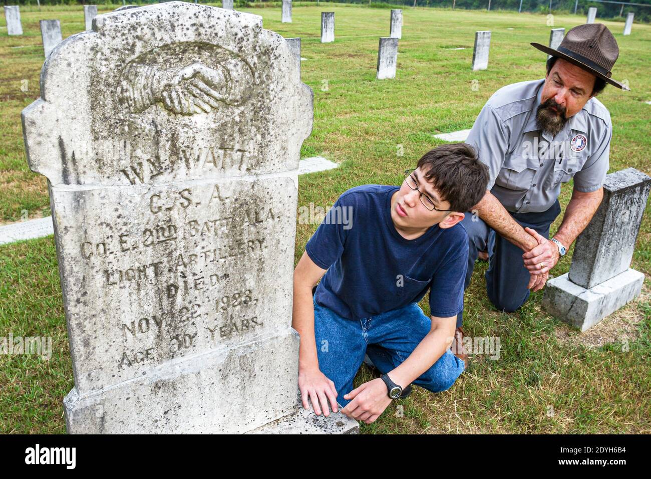 Alabama Marbury Confederate Memorial Park, veterani casa Cimitero numero 1 ranger spiegare, ragazzo adolescente teenage in cerca di tomba lapidi, Foto Stock