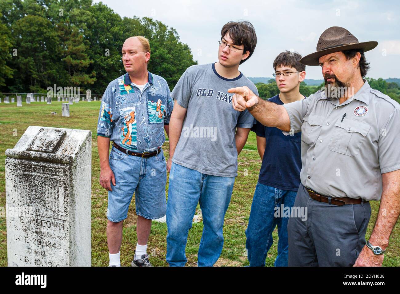 Alabama Marbury Confederate Memorial Park, veterani casa cimitero numero 1 ranger spiegare, adolescenti ragazzi ragazzi ragazzi fratelli ascoltare famiglia padre Foto Stock