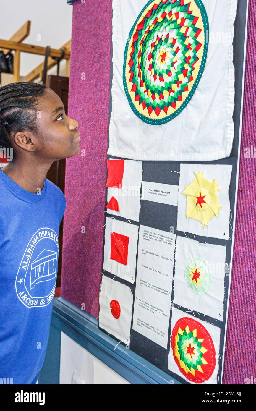 Alabama Montgomery state Department of Archives & History, Pine Burr state Quilt spiegazione mostra informazioni, ragazzo nero che guarda lettura clas studente Foto Stock