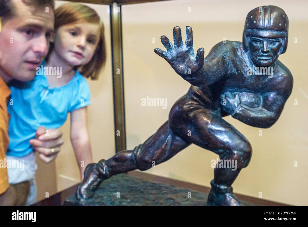 Auburn University Alabama, Lovelace Athletic Museum & Hall of Honor, Heisman Trophy calcio premio padre figlia ragazza cercando, Foto Stock