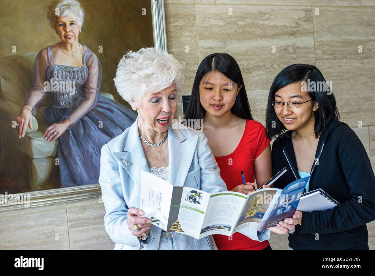 Auburn University Alabama, Jule Collins Smith Museo di Belle Arti, studenti asiatici parlare adolescenti adolescenti adolescenti spiegare, Foto Stock