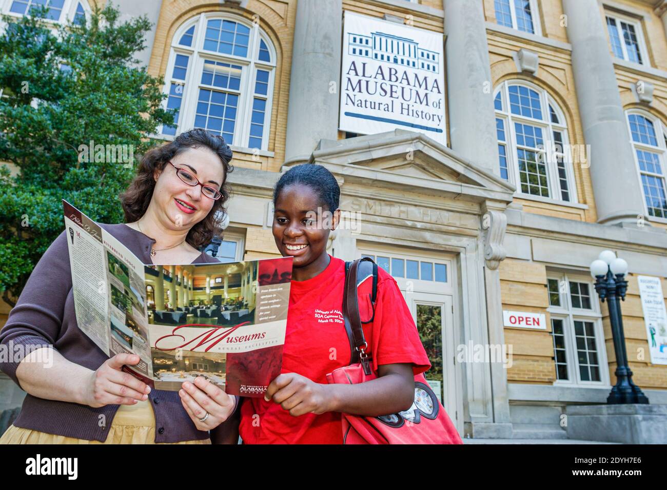 Tuscaloosa Alabama, Museo di Storia Naturale dell'Università dell'Alabama, ingresso di fronte Black teen teenage studentessa donna, brochure visitatori guida lo Foto Stock