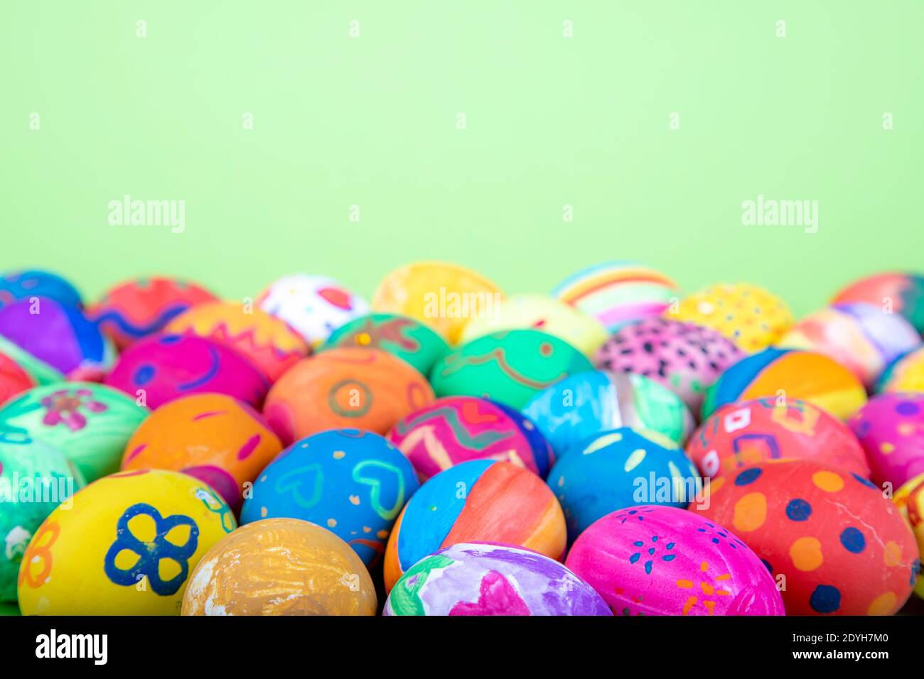 uova dipinte prima di sfondo verde, motivo di pasqua Foto Stock