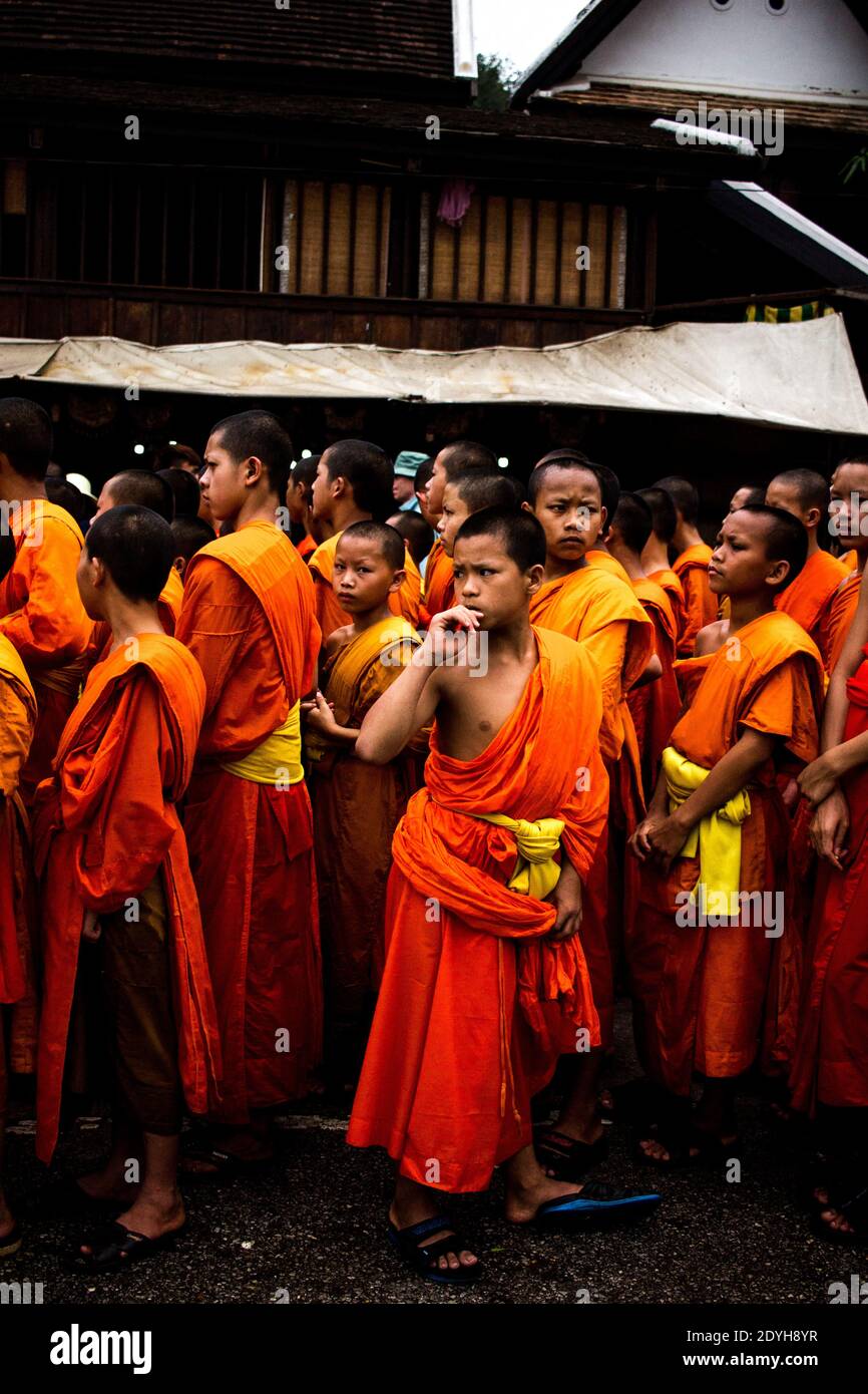 LAO - LE RYTHME DES EAUX Au Nord du Laos, enclavée dans les montagnes, la paisible cité de Luang Prabang Prosperère depuis des siècles au sein de la pén Foto Stock