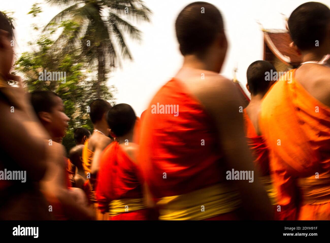 LAO - LE RYTHME DES EAUX Au Nord du Laos, enclavée dans les montagnes, la paisible cité de Luang Prabang Prosperère depuis des siècles au sein de la pén Foto Stock