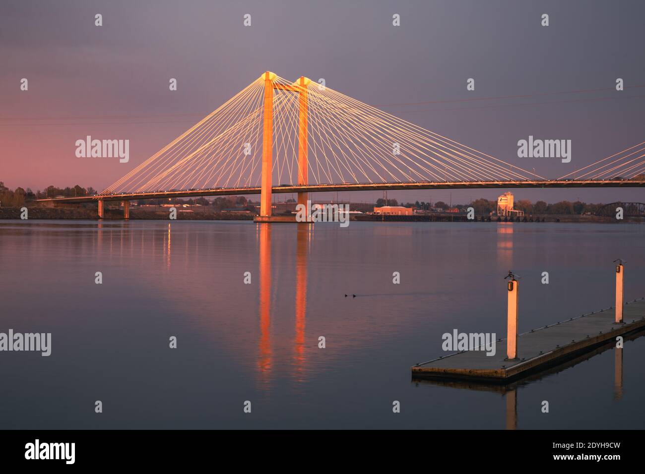 Kennewick, Washington Dicembre 28. 2020 ponte sospeso con riflessione sul fiume Columbia al tramonto. Foto Stock